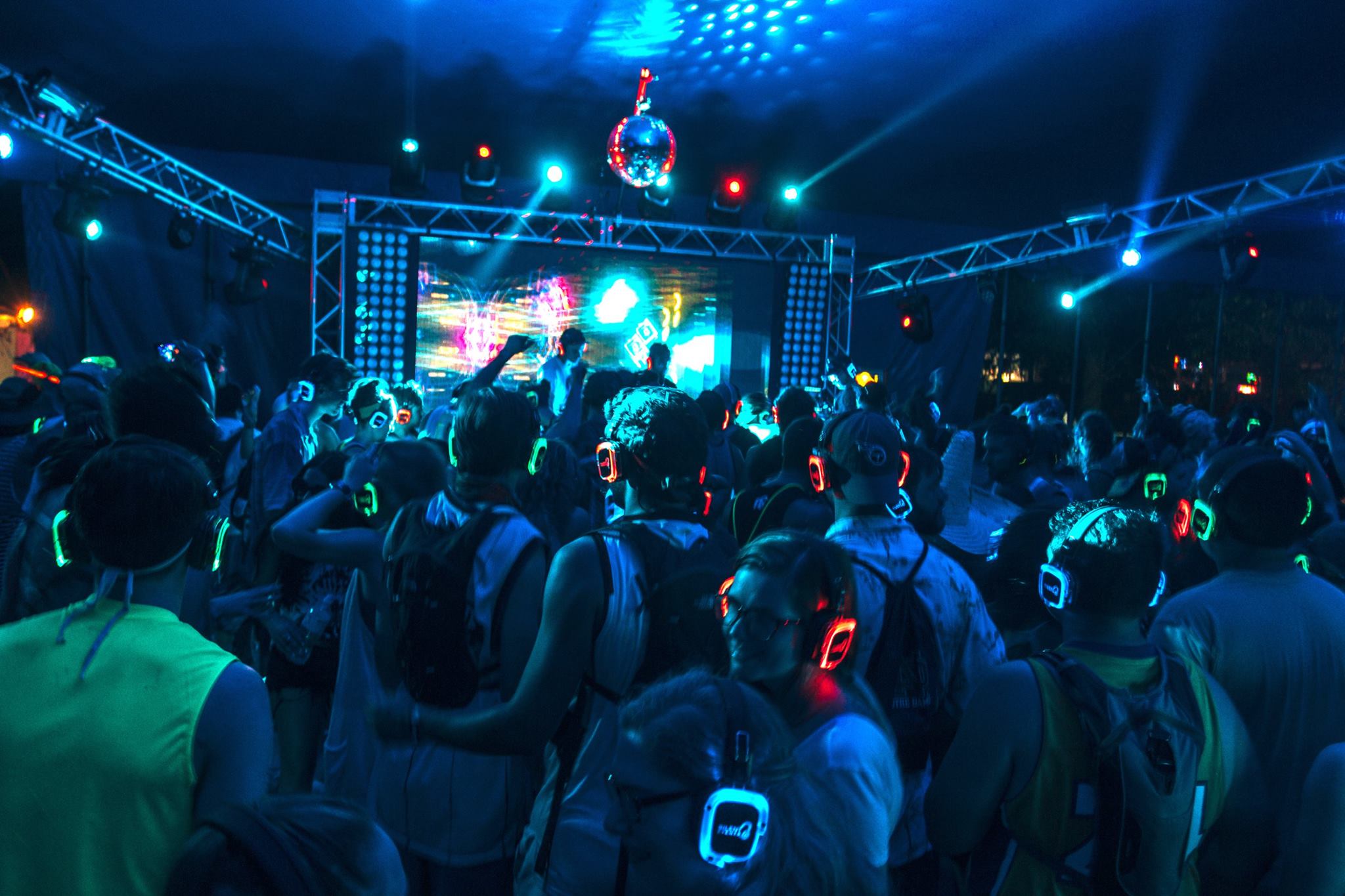 Silent DiscGlow Multi-Listener Systems by Silent Events Silent DiscGlow Multi-Listener Systems by Silent Events